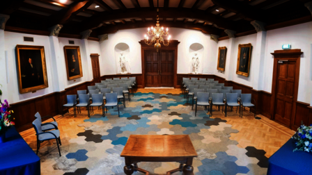 Trouwzaal gemeente Zeist met grijze stoelen en geblokt kleed