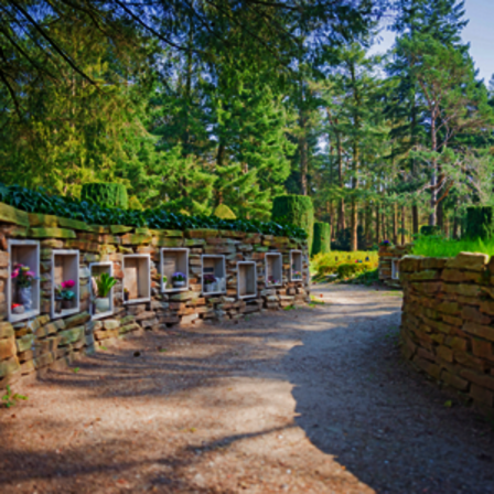 urnenmuur met looppad