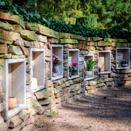 close-up urnenmuur