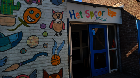 buitenkant basisschool Het Spoor met tekeningen op de muur