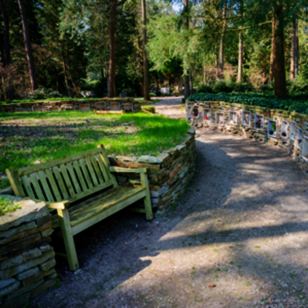 urnenmuur met zitbank