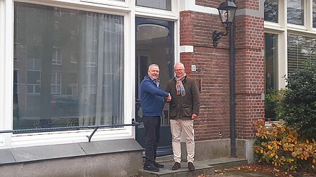 Michel Koenhein en wethouder Walter van Dijk voor de verbouwde kapsalon