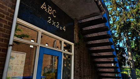 buitenkant basisschool Het Spoor: deur en trap