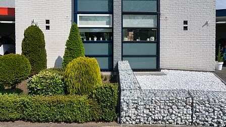 2 voortuinen met links veel groen en rechts veel steen